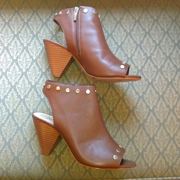 Vince Camuto Whiskey Brown Heels - Picture 2 of 7